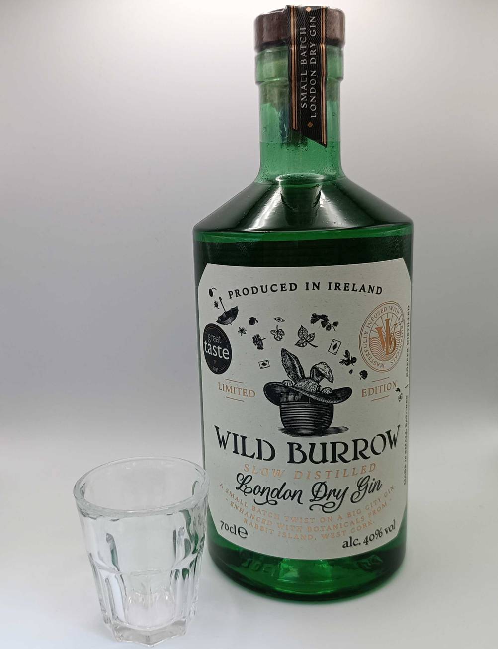 Wild Borrow London Dry Gin mit Glas.