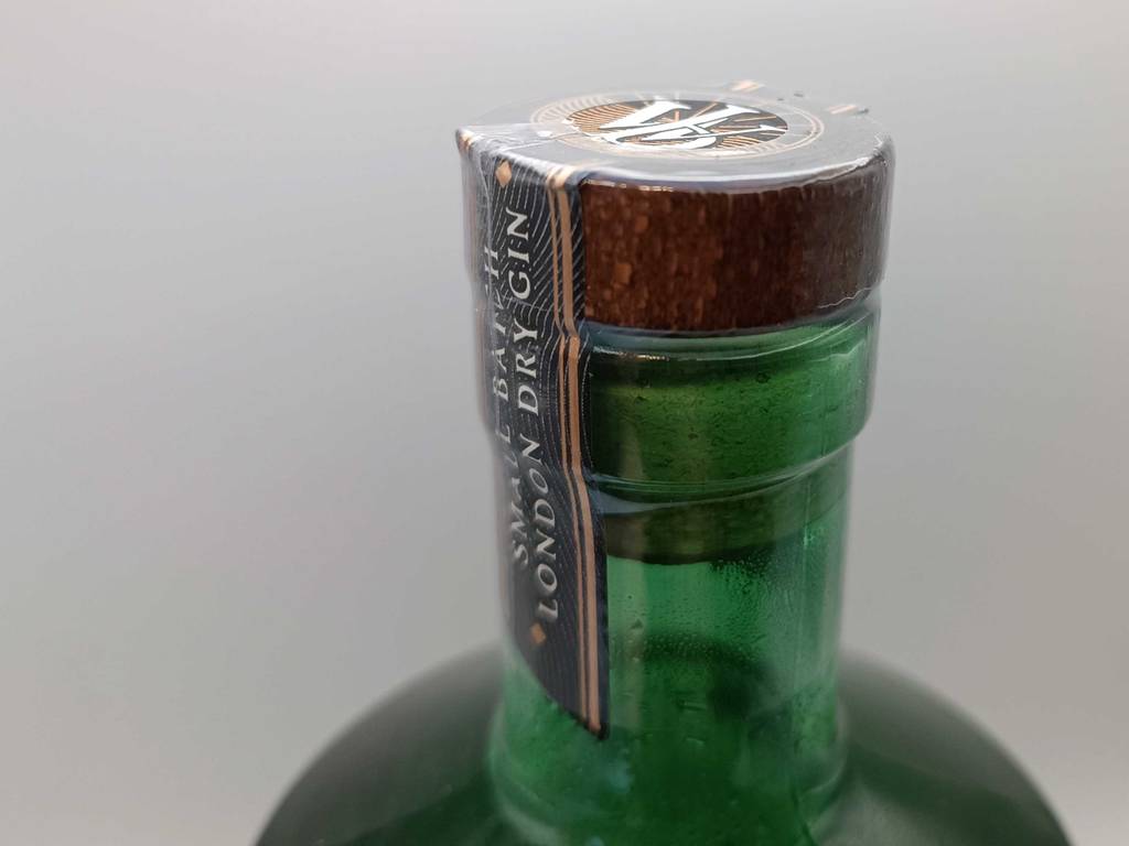 Nahaufnahme des versiegelten Korken-Verschlusses einer Grünglasflasche mit London-Dry-Gin im Test.