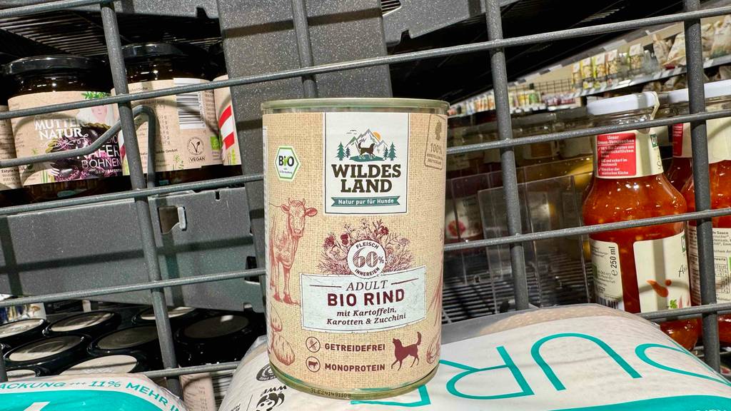 Bio-Hundefutter im Test: Eine Dose mit getreidefreiem, feuchtem Hundefutter steht vor einem Verkaufsregal.