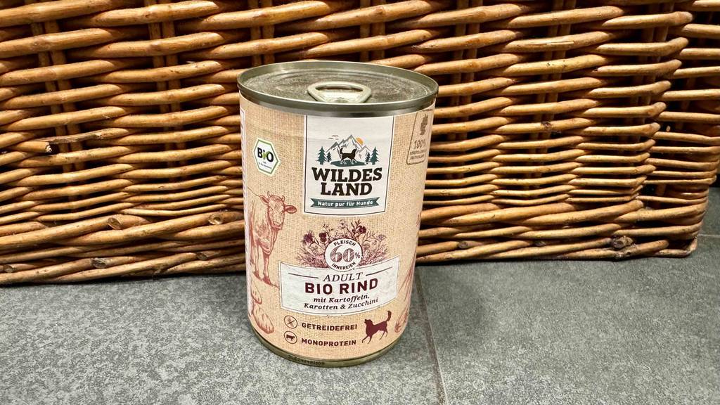 Bio-Hundefutter getestet: Eine Dose getreidefreies, feuchtes Hundefutter steht vor einem Korbgeflecht.