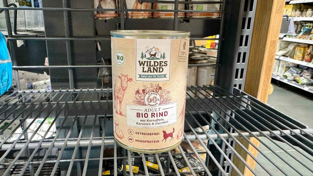 Eine Dose mit getestetem Bio-Hundefutter steht auf einem Verkaufsregal.