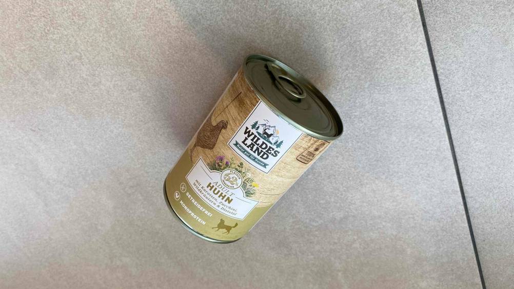 Nass-Hundefutter von Wildes Land im Test liegt in seiner Dose auf einem Boden.