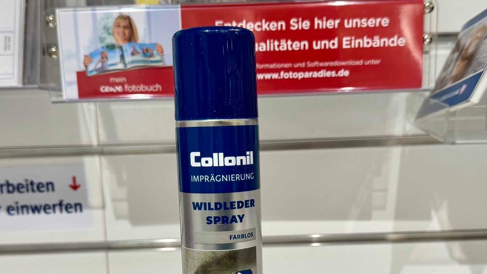 Wildlederspray getestet: Nahaufnahme der Verpackung mit Logo und Artikelbezeichnung.
