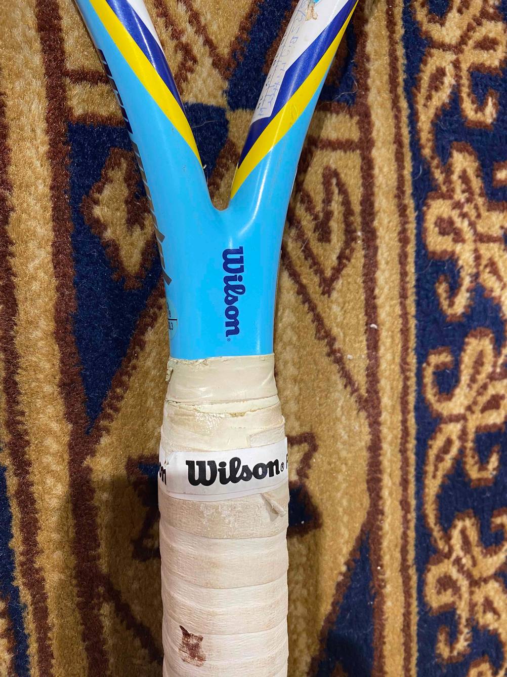 Schriftzug der Marke Wilson auf Tennisschläger