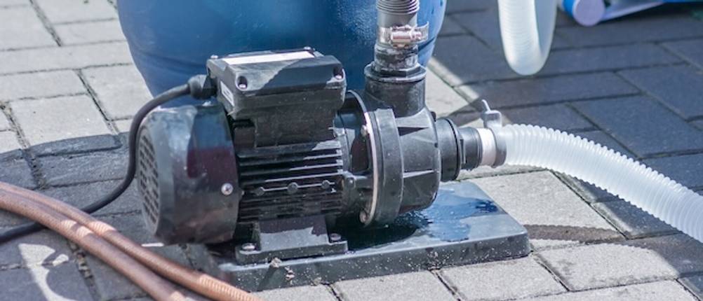 WilTec-Poolpumpe getestet: Nahaufnahme einer schwarzen Poolpumpe.