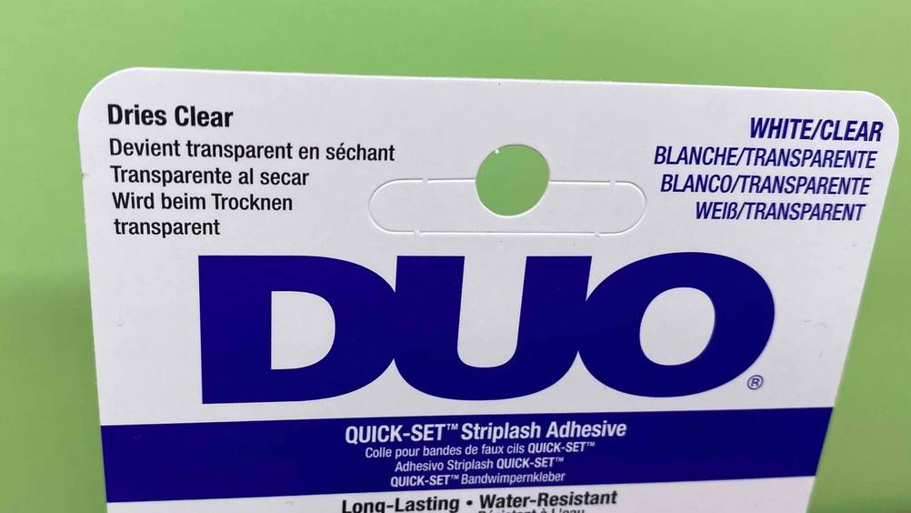 Im Test: Nahaufnahme des Aufdrucks auf einer Verpackung des Wimpernklebers.