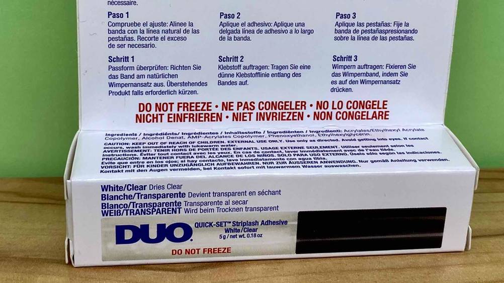 Nahaufnahme der Rückseite der Verpackung des getesteten Wimpernklebers.