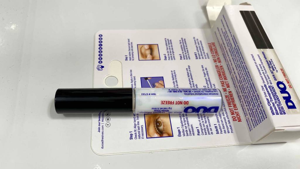 DUO-Wimpernkleber mit Verpackung. 