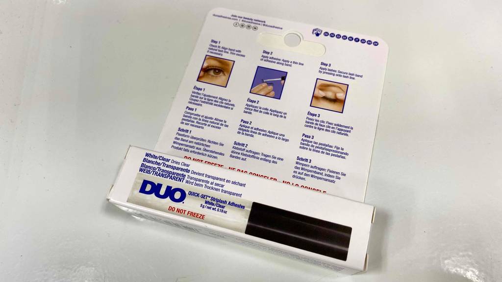 Die Rückseite von einer DUO-Wimpernkleber-Verpackung. 