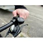 Nahaufnahme der Wind&Moon Fahrradklingel montiert am Lenker eines Fahrrads. Die kompakte Größe ist deutlich sichtbar.