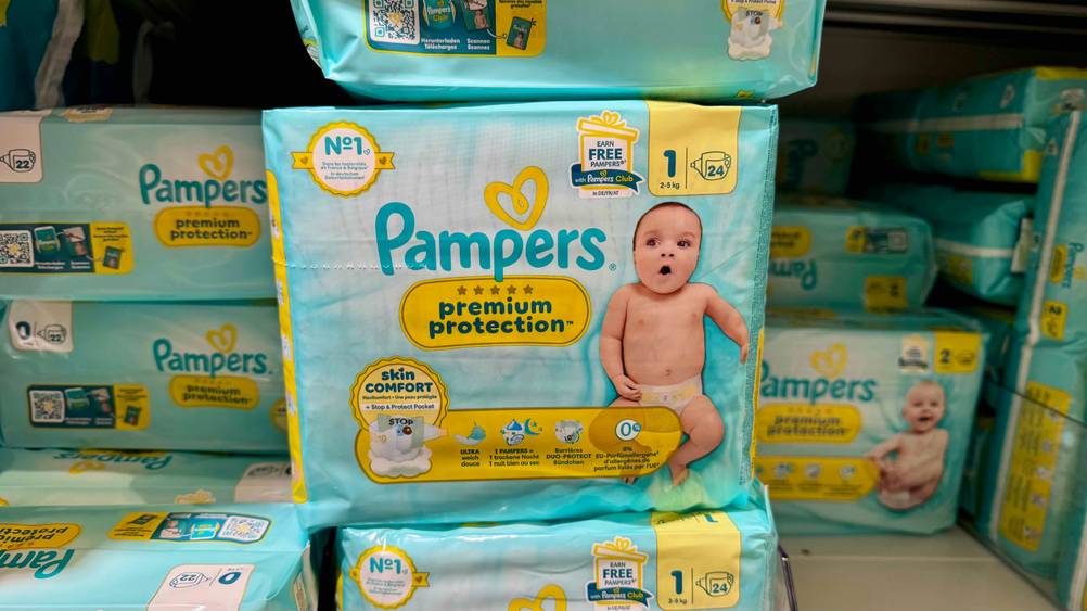 Die getesteten Windeln Größe 1 neben anderen Produkten in einem Verkaufsregal.