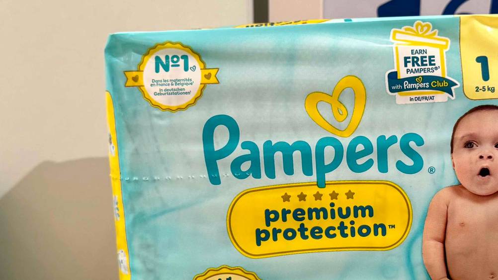 Windeln Größe 1 getestet: Nahaufnahme der Verpackung mit Logo.