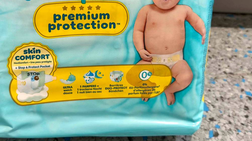 Windeln Größe 1 getestet: Nahaufnahme der Verpackung mit Informationen und Grafiken.