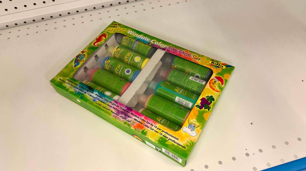 Window-Color getestet: Eine Packung liegt quer auf einer hellen Fläche.
