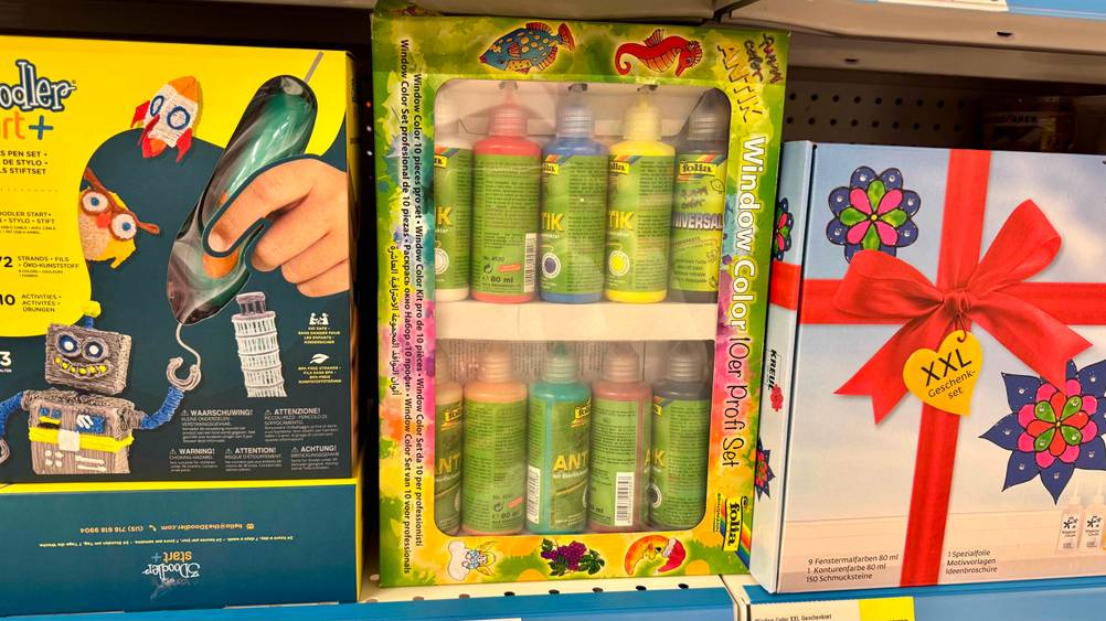 In einem Verkaufsregal steht eine Packung der Window-Color im Test neben anderen Produkten.