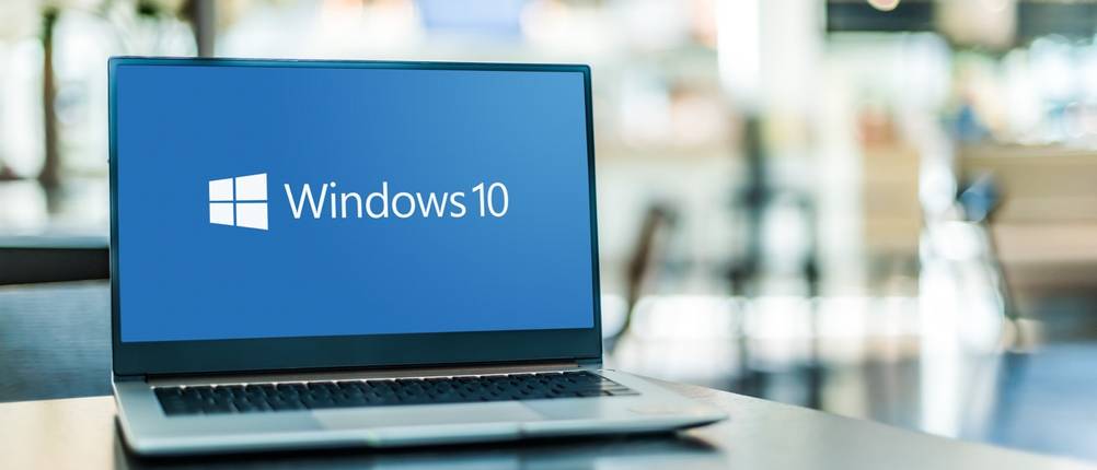 Ein Laptop mit Windows 10 auf einem Schreibtisch.