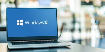 Ein Laptop mit Windows 10 auf einem Schreibtisch.