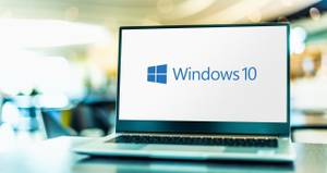 Ein Laptop mit Windows-10-Startbildschirm.