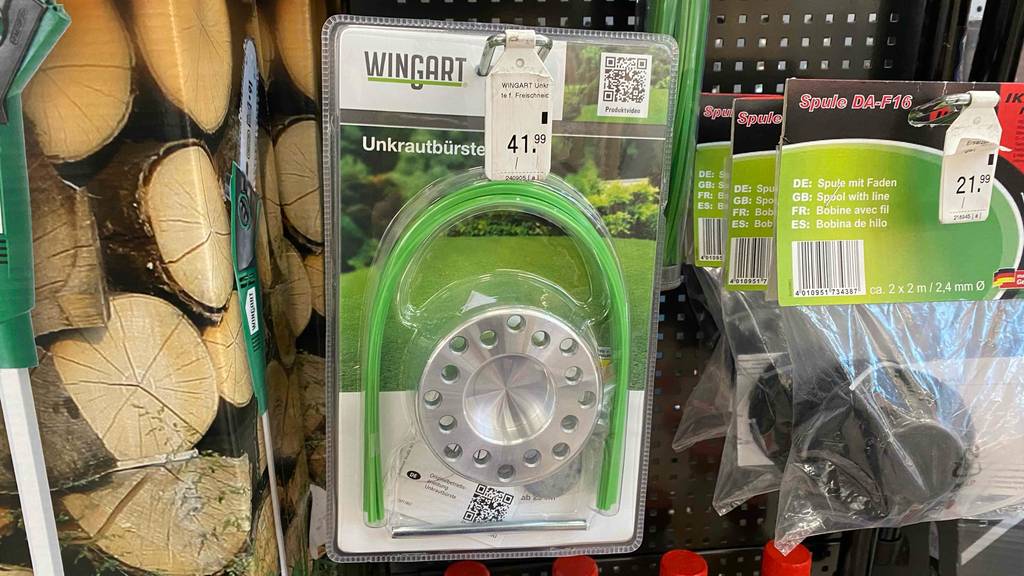 Unkrautbürste im Test: mehrere Verpackungen hintereinander in einem Regal neben anderen Produkten.