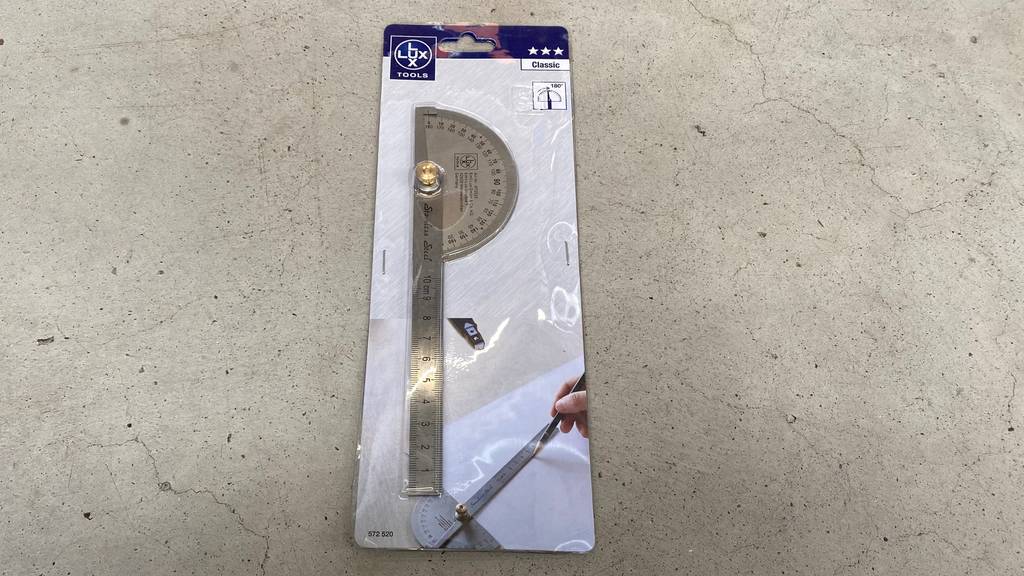 Winkelmesser-Test: Winkelmesser in der Verpackung liegt auf dem Boden.