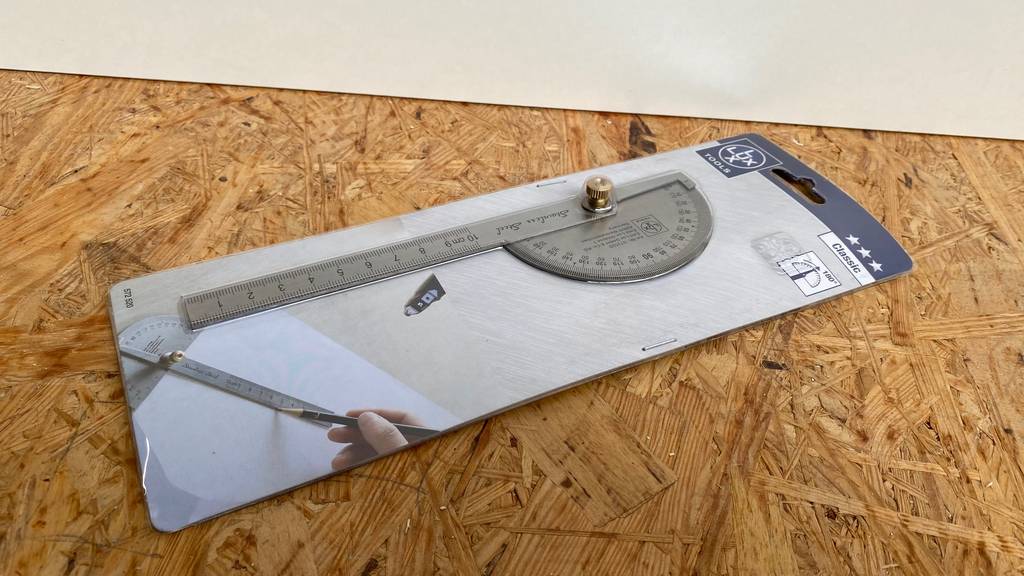 Winkelmesser im Test: Winkelmesser in der Verpackung liegt auf Holzuntergrund.