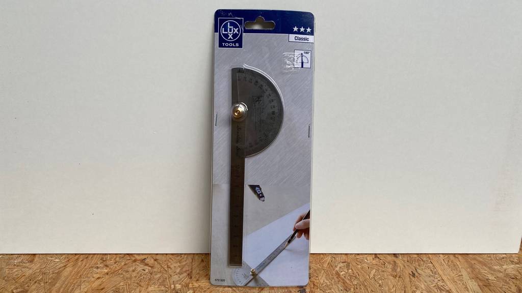 Winkelmesser getestet: Verpackter Winkelmesser lehnt an der Wand.