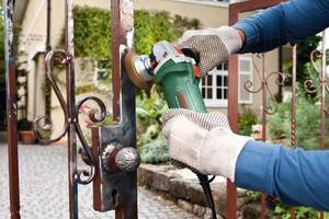 Bosch Winkelschleifer beim Einsatz