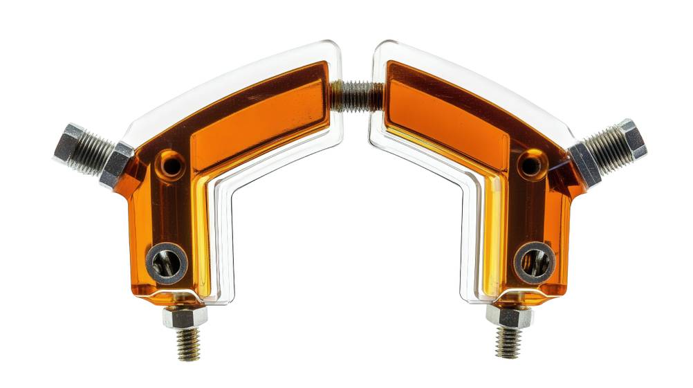 Winkelspanner im Test: Winkelspanner mit Metallgewinden und Kunststoffgehäuse (transparent).