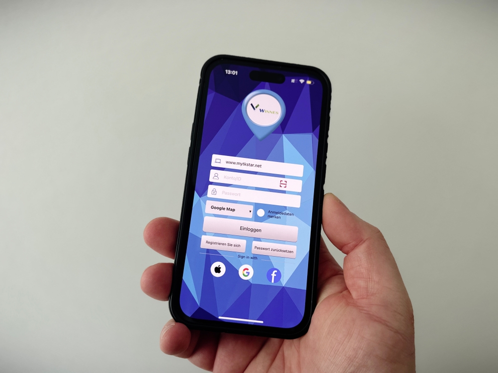 Ein Smartphone zeigt die Login-Oberfläche der Winnes GPS-Tracking-App. Die App ist in Blautönen gestaltet.