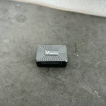 Der Winnes TK913 liegt auf einer grauen Oberfläche. Das Gehäuse zeigt das Logo und eine strukturierte Oberfläche.