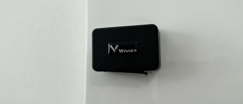 Der Winnes TK913 ist auf einer glatten, senkrechten Fläche angebracht. Das Gerät haftet durch Magnetkraft.