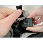 Ein Winnes TK913 GPS Tracker wird in eine geöffnete Fahrradsatteltasche gelegt. Zwei Hände halten Tracker und Tasche fest.