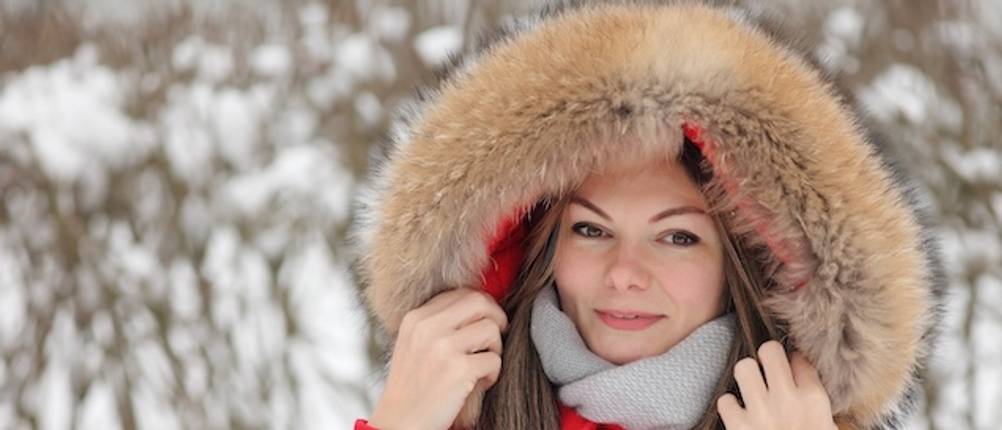 Damen-Winterjacke mit Kapuze im Test: Eine Frau mit einer Fellkapuze in Großaufnahme.