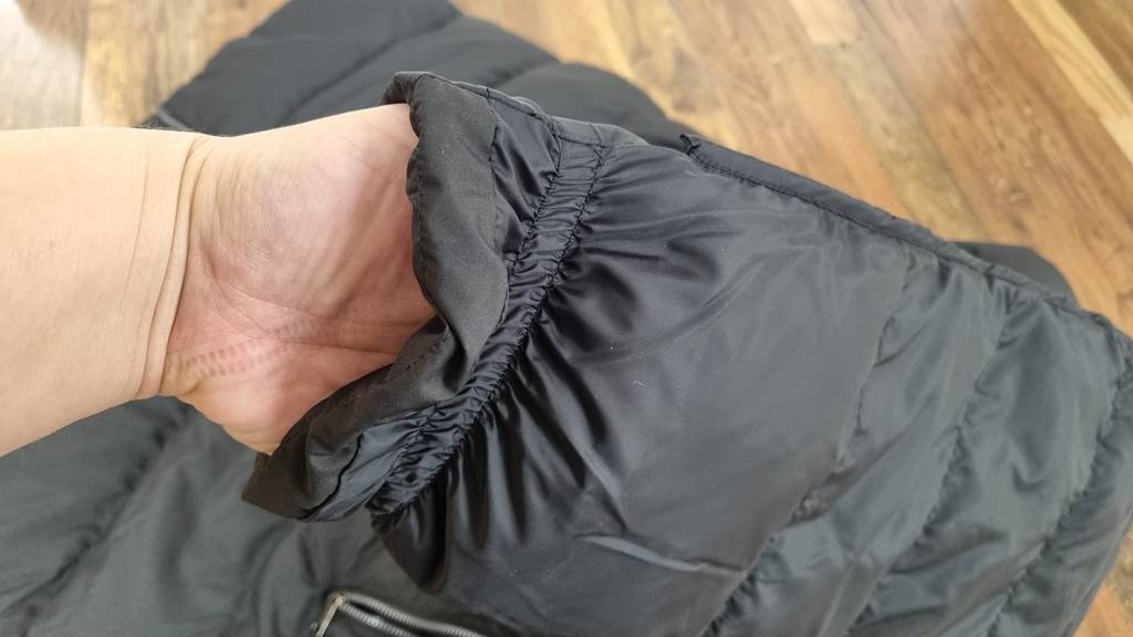 Sollte das Armbündchen schmutzig sein, kann dieses einfach mit einem Schonwaschmittel gewaschen werden, ohne gleich die gesamte Winterjacke zu reinigen.