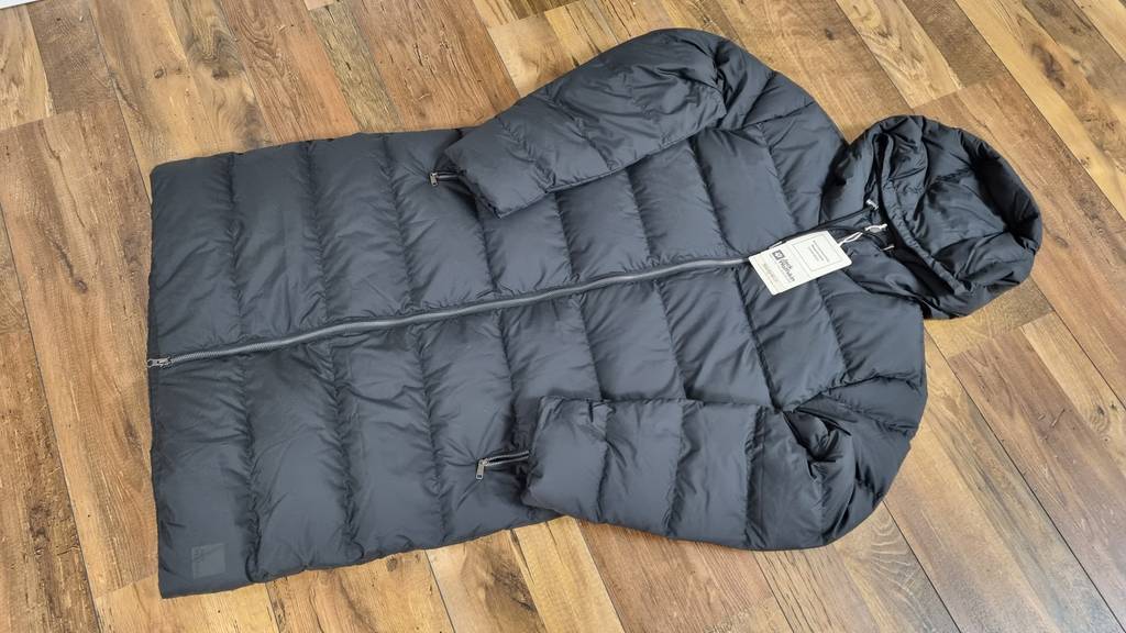 Eine lang geschnittene Winterjacke wärmt sogar die Oberschenkel.