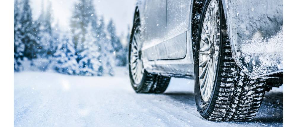165/65-R14-Winterreifen im Test: Ein Auto auf einer Schneefahrbahn