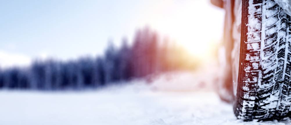 215/50-R18 Winterreifen im Test: Ein mit Schnee bedeckter Reifen auf einer Schneefahrbahn