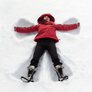 Winterstiefel-Damen-Test: Frau macht Schneeengel