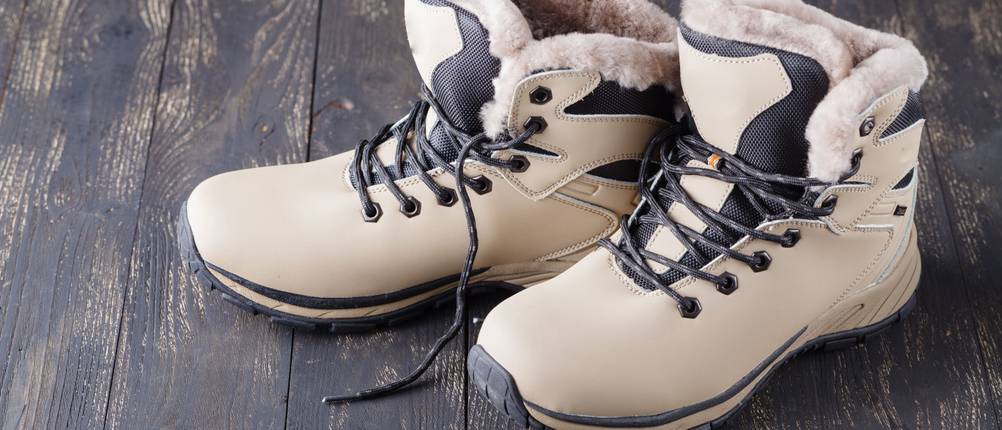 Winterstiefel-Damen-Test: weiße Boots mit Lammfell