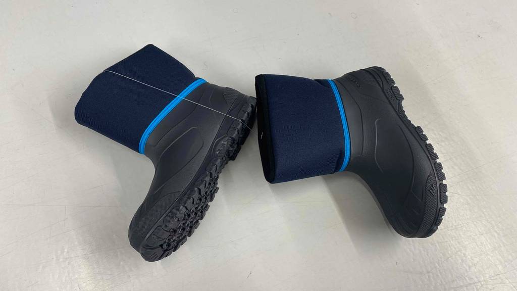 Winterstiefel-Kinder-Test: Winterstiefel liegen auf einer hellen Oberfläche.