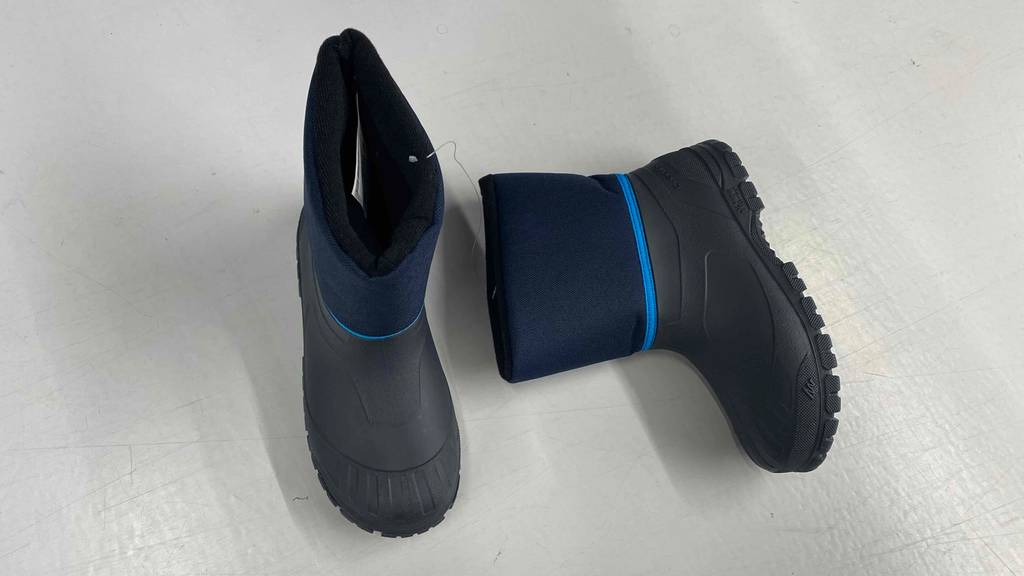 Winterstiefel-Kinder im Test: Winterstiefel sind auf einem hellem Untergrund.