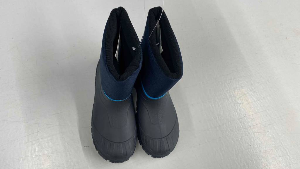 Winterstiefel-Kinder getestet: Ein Paar Kinderstiefel stehen nebeneinander.