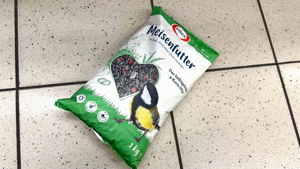 Eine Packung des getesteten Wintervogelfutters liegt auf einem Fließenboden.