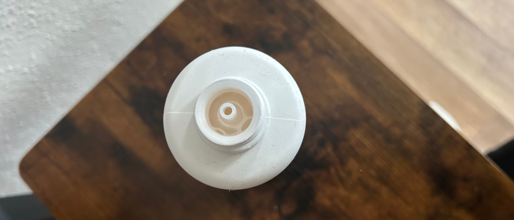 winwin backofenreiniger im test: Dosieröffnung einer Backofenreinigerflasche von oben