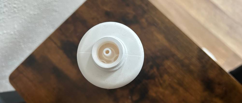 winwin backofenreiniger im test: Dosieröffnung einer Backofenreinigerflasche von oben