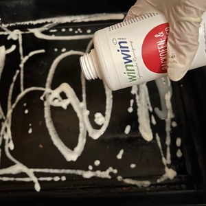 winwin Backofenreiniger im Test: Backofenreingier wird auf Backblech aufgetragen