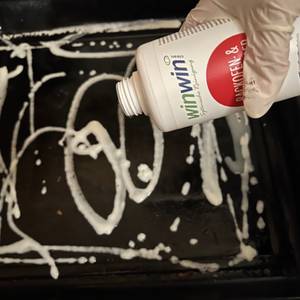 winwin Backofenreiniger im Test: Backofenreingier wird auf Backblech aufgetragen