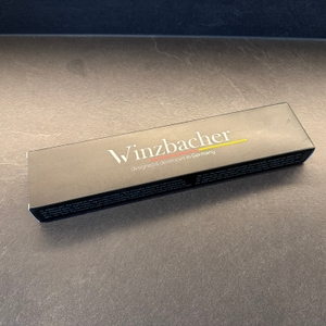 Der Karton der Winzbacher KS-0039 liegt auf einer Küchenarbeitsplatte