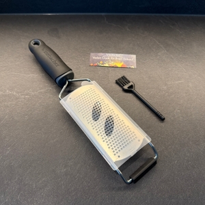 Der Lieferumfang der Winzbacher KS-0039 liegt auf einer Arbeitsplatte