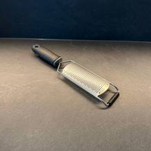 Die Winzbacher KS-0039 liegt auf einer Küchenarbeitsplatte